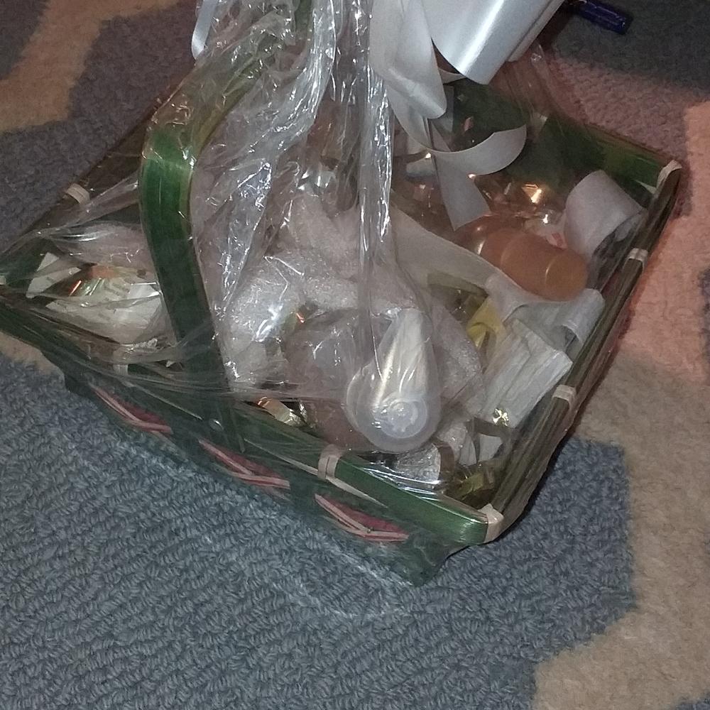 Mk gift basket 🗽 - Picture 3 of 4